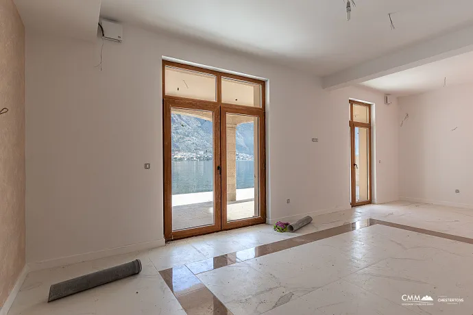 Eine luxuriöse dreistöckige Villa in erster Meereslinie in Kotor